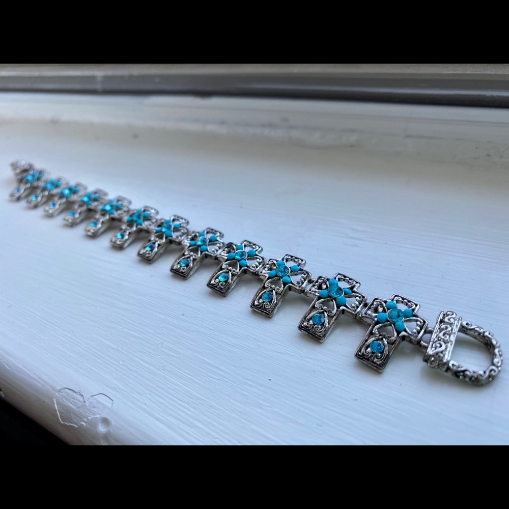 Cater long Silver w/ Blue Cubic Zirconium Embelish